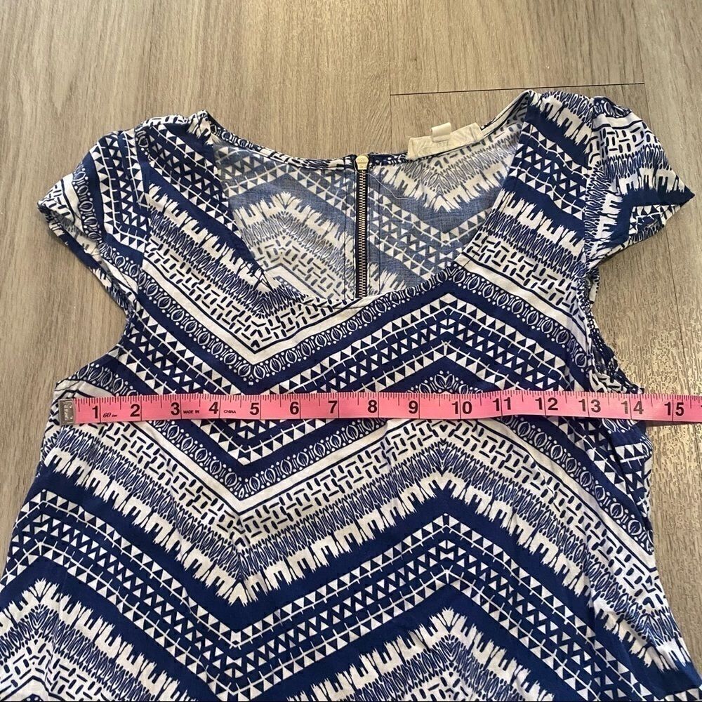 Pink rose, small geometric blue/white shirt sleeve - Picture 7 of 8